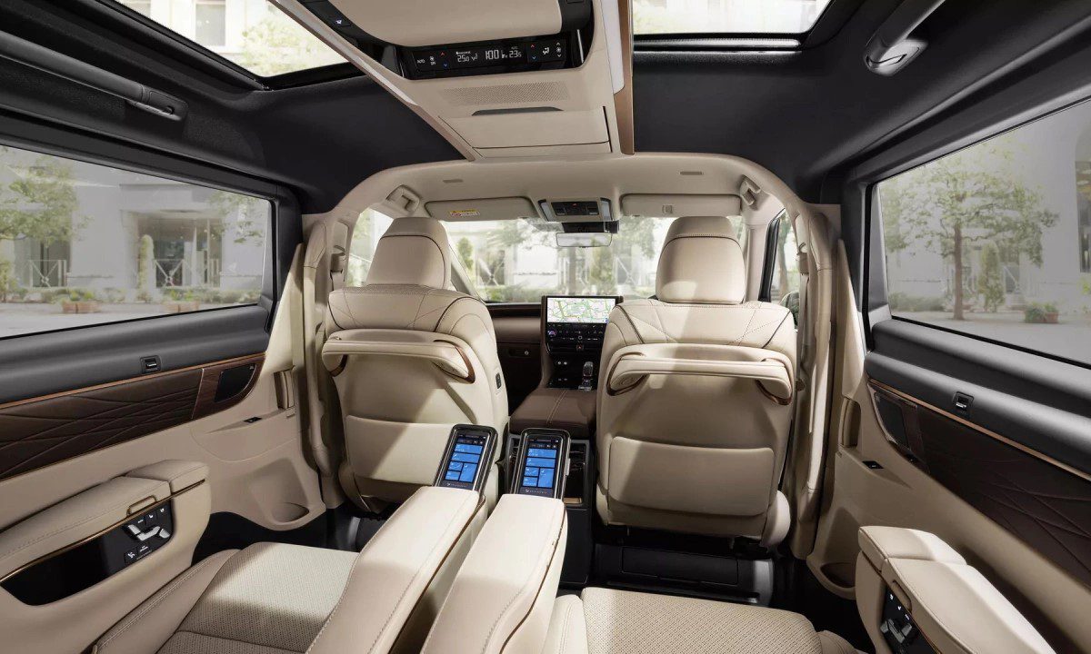 Cùng VW Hà Nội trực diện so sánh Viloran và Alphard 3